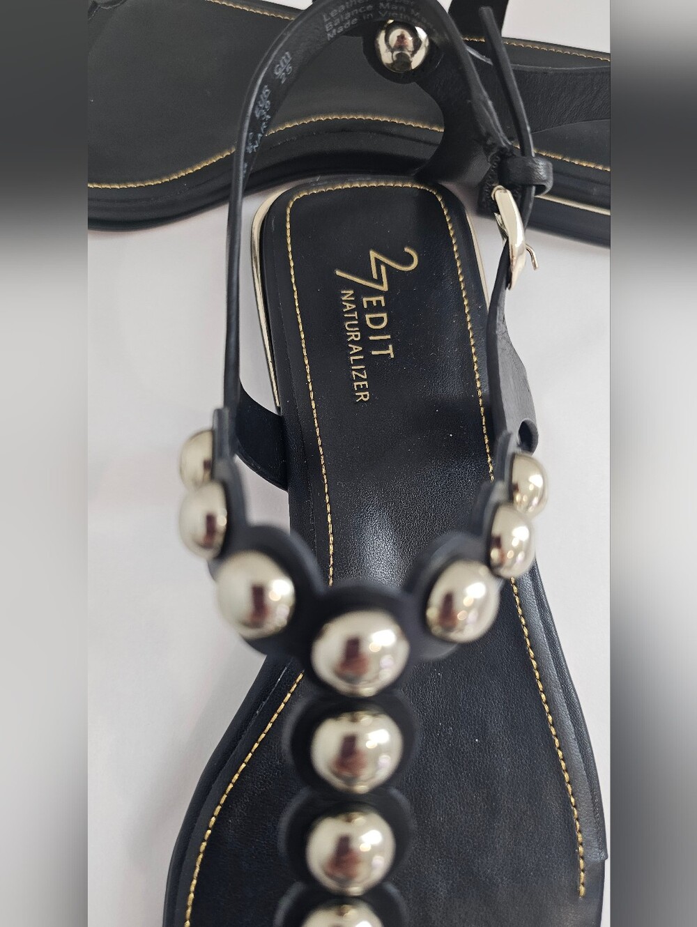 27 EDIT Naturalizer Black Leather T-Strap Sandals W/Gold Studs Women's Sz 8.5M - Picture 5 of 10